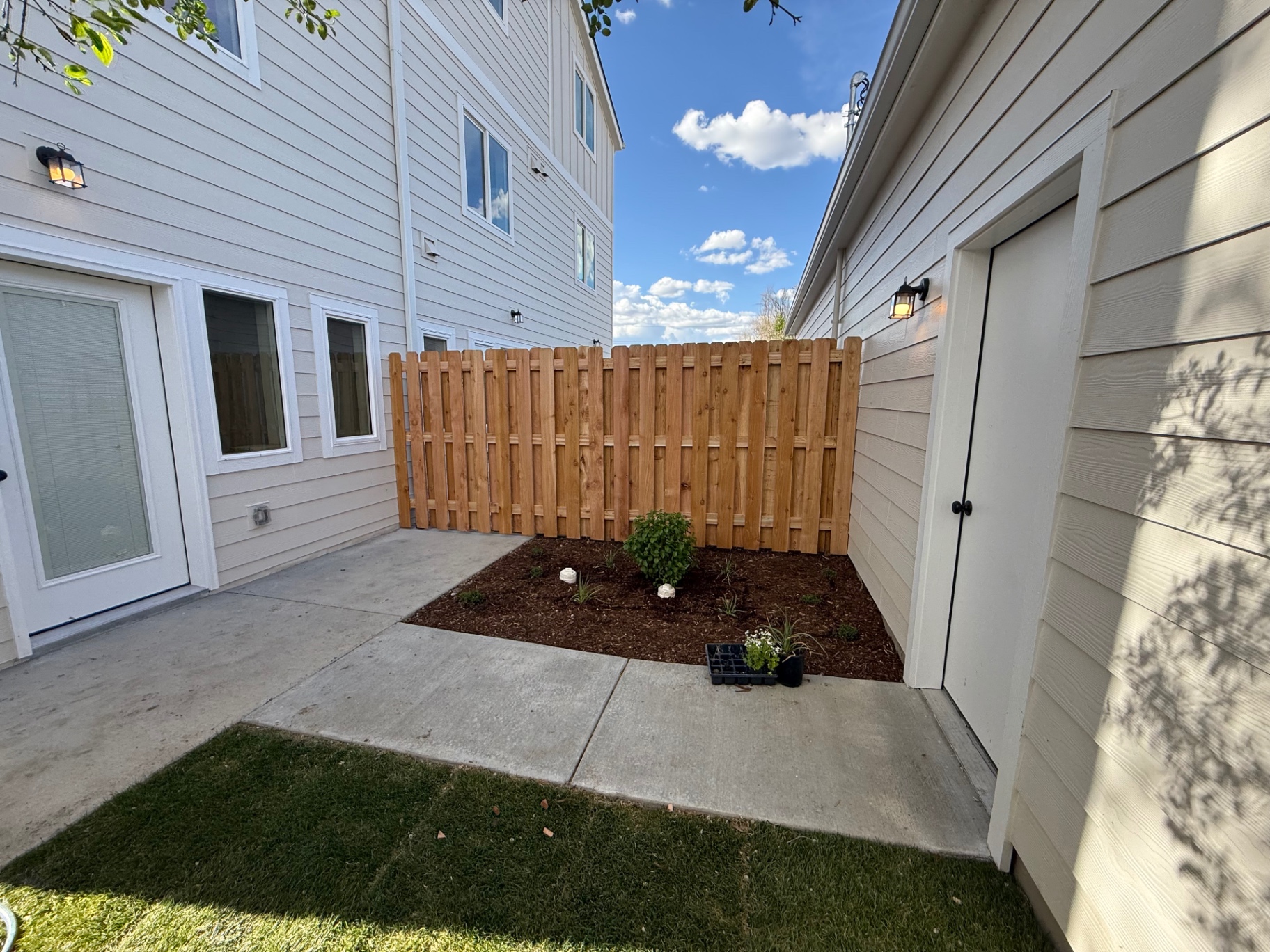 Shadowbox cedar fence enclosing a townhome courtyard patio